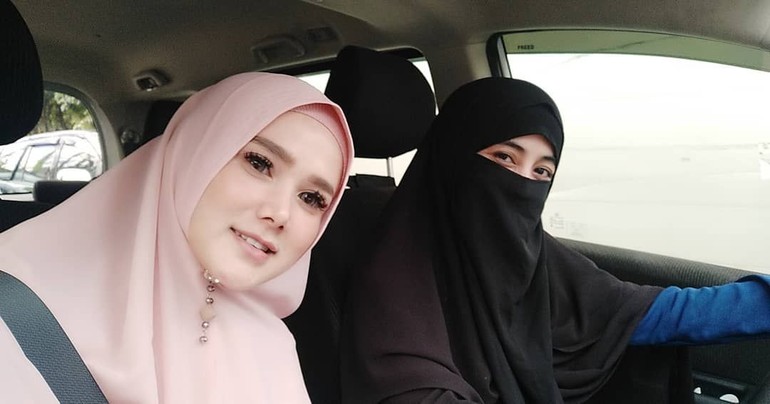 Gaya Foto Studio Berdua Hijab - gaya selfie kekinian