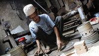 Perajin Kompor Minyak Tetap Bertahan di Era Modern