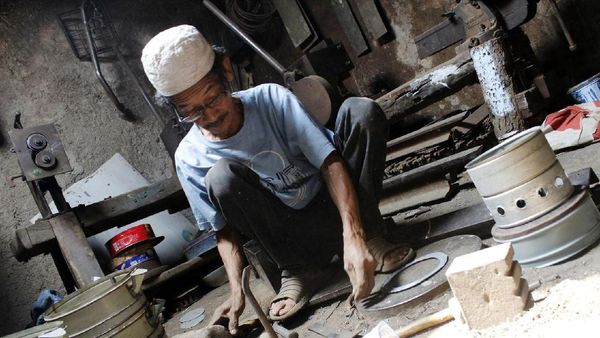 Perajin Kompor Minyak Tetap Bertahan di Era Modern