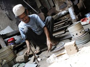Perajin Kompor Minyak Tetap Bertahan di Era Modern Perajin Kompor Minyak Tetap Bertahan di Era Modern