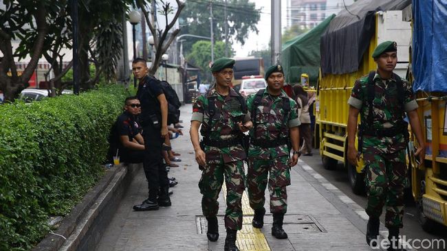 Berita Lewati Kerumunan Massa Aksi 22 Mei, TNI Diteriaki 'Bersama Rakyat' Minggu 16 Juni 2019 Berita Lewati Kerumunan Massa Aksi 22 Mei, TNI Diteriaki 'Bersama Rakyat' Minggu 16 Juni 2019