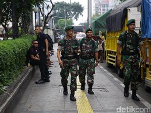Lewati Kerumunan Massa Aksi 22 Mei, TNI Diteriaki Bersama Rakyat Lewati Kerumunan Massa Aksi 22 Mei, TNI Diteriaki Bersama Rakyat