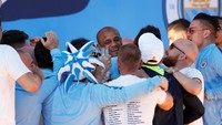 Pelukan hangat pun diberikan oleh para pemain City untuk Kompany. (Foto: Lee Smith/Action Images via Reuters)