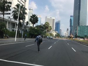 Penampakan Terkini Jalan MH Thamrin Jakarta: Sangat Lengang Penampakan Terkini Jalan MH Thamrin Jakarta: Sangat Lengang