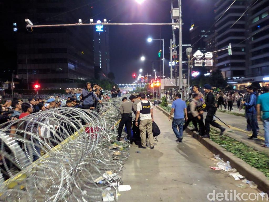 Demo Bawaslu Rusuh, Andi Arief: Jokowi dan Prabowo Bertemulah! Demo Bawaslu Rusuh, Andi Arief: Jokowi dan Prabowo Bertemulah!