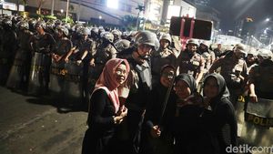 Ketika Emak-emak Berwefie dengan Polisi di Saat Aksi