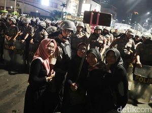 Ketika Emak-emak Berwefie dengan Polisi di Saat Aksi