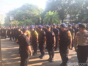 Polisi Gelar Apel Pengamanan di KPU Usai Pengumuman Hasil Pilpres