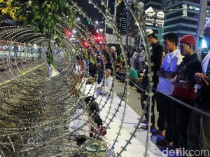 Momen Massa Salat Isya dan Tarawih di Depan Bawaslu
