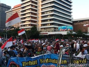 Titiek Soeharto Temui Massa Aksi di Depan Bawaslu