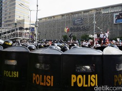 Rusuh di Flyover Slipi! Massa Lempar Batu ke Polisi