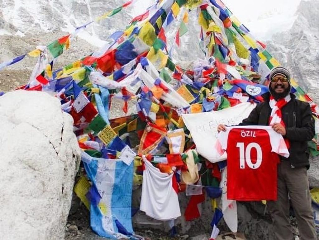 Ozil Senang, Jerseynya Sampai Everest Ozil Senang, Jerseynya Sampai Everest