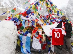 Ozil Senang, Jerseynya Sampai Everest Ozil Senang, Jerseynya Sampai Everest