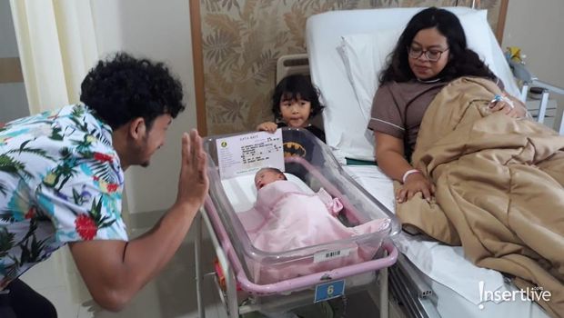 Isa Bajaj dan keluarga