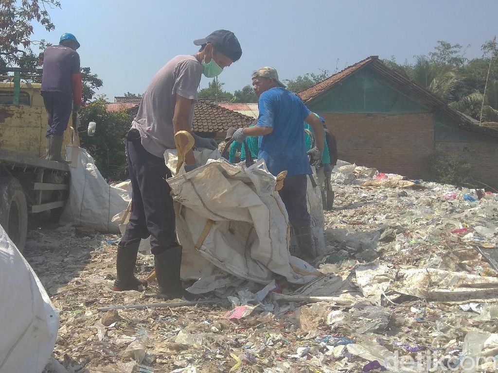 Mengais Rezeki dari Sampah Dolar di Pabrik yang Cemari Lingkungan Mengais Rezeki dari Sampah Dolar di Pabrik yang Cemari Lingkungan