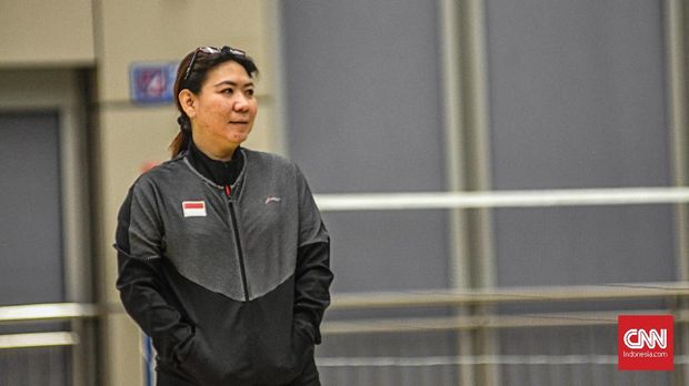 Susy Susanti tengah memantau jalannya latihan Tim Indonesia.