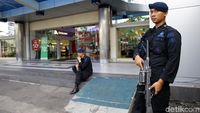 Foto: Polisi Jaga Ketat Pusat Perbelanjaan Sarinah