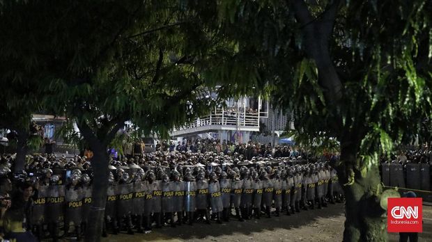 Massa berunjuk rasa menolak hasil pemilu 2019 di kawasan Sarinah, Jakarta, Selasa, 21 Mei 2019. CNN Indonesia/Adhi Wicaksono