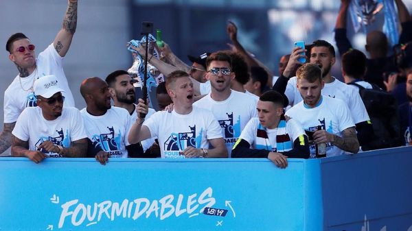 Arak-arakan Juara Man City Birukan Kota Manchester