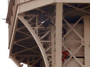 Seorang Pria Panjat Menara Eiffel, Pengunjung Terjebak Berjam-jam