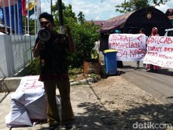 Massa Bawa Keranda ke KPU Tapteng, Minta Kuburan Petugas KPPS Dibongkar