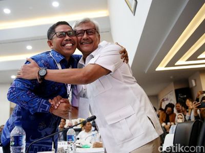 TKN-BPN Berpelukan usai KPU Tetapkan Hasil Pemenang Pilpres 2019