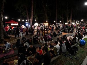 Bukan Bukber, Warga Malaysia Lebih Suka Sahur Bersama di Pinggir Pantai Bukan Bukber, Warga Malaysia Lebih Suka Sahur Bersama di Pinggir Pantai