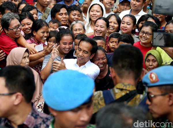 Momen Warga Kampung Deret Tumpah Ruah Sambut Jokowi