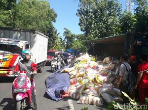Truk Muat Beras Terguling di Banyuwangi, Kemacetan Hingga 3 Km