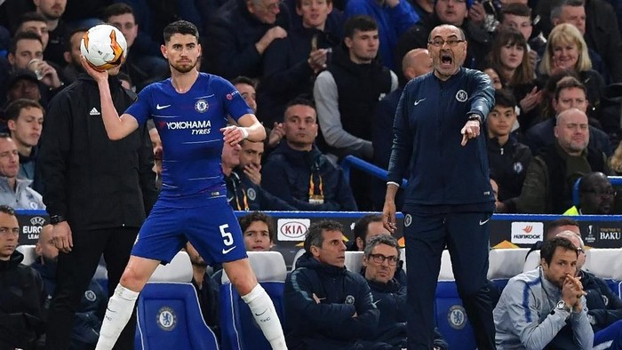 Chelseas Italian head coach Maurizio Sarri (R) reacts as Chelseas Italian midfielder Jorginho takes a throw-in during the UEFA Europa League semi-final second leg football match between Chelsea and Eintracht Frankfurt at Stamford Bridge in London on May 9, 2019. (Photo by Ben STANSALL / AFP)