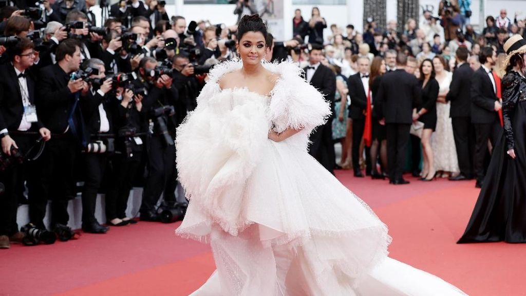 Adu Gaya Aishwarya Rai Vs Priyanka Chopra Pakai Gaun Pengantin di Cannes