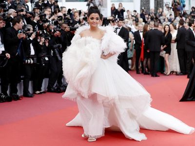 Adu Gaya Aishwarya Rai Vs Priyanka Chopra Pakai Gaun Pengantin di Cannes
