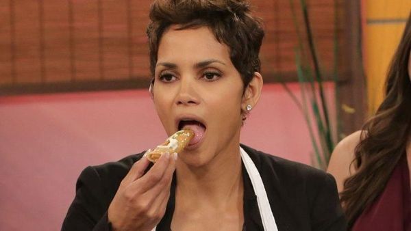 Bermain di John Wick 3, Halle Berry Doyan Makan Beignet dan Kue Manis