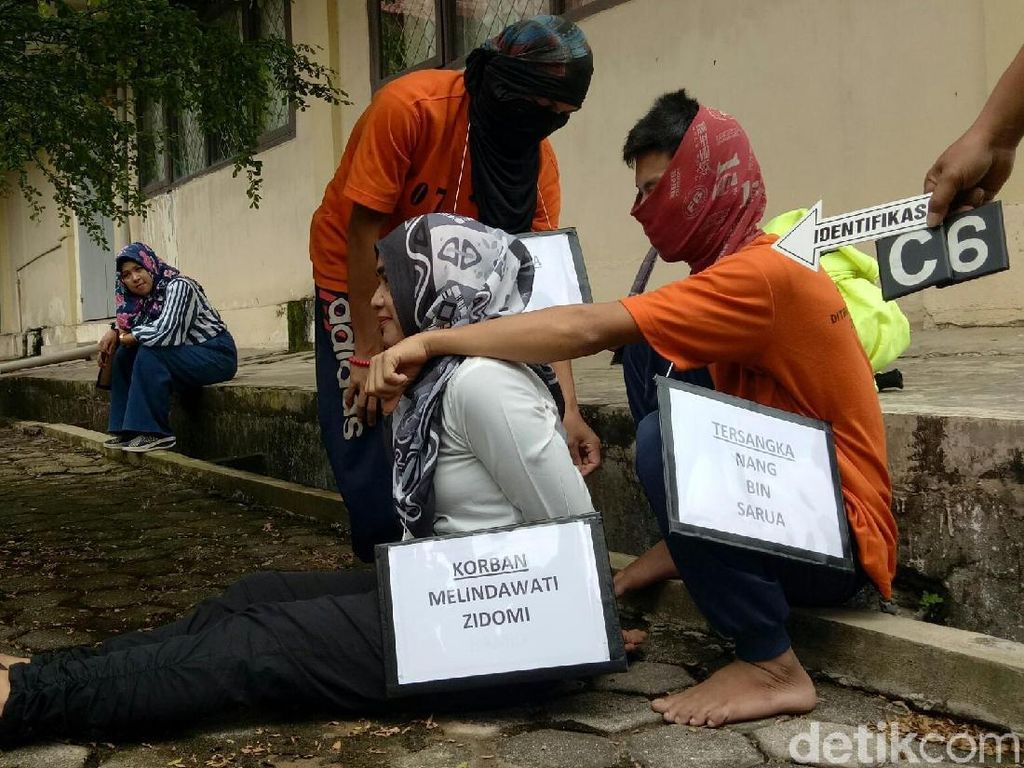 Rekonstruksi Pembunuhan Calon Pendeta, Pelaku Peragakan 17 Adegan Rekonstruksi Pembunuhan Calon Pendeta, Pelaku Peragakan 17 Adegan