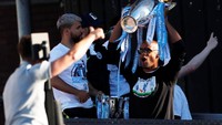 Man City memamerkan salah satu trofi yang digapai. Mereka menyapu bersih empat trofi di Inggris, Vincent Kompany mengangkat trofi Liga Inggris. (Foto: Lee Smith/Action Images via Reuters)