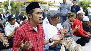 Demo Berhenti Sejenak, Massa Salat Berjemaah di Depan Bawaslu