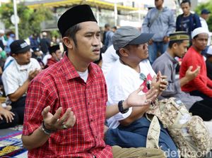 Demo Berhenti Sejenak, Massa Salat Berjemaah di Depan Bawaslu