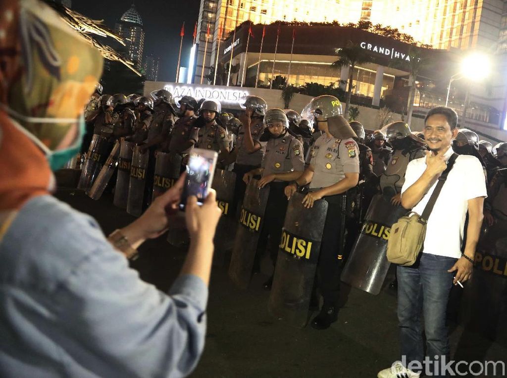 Kata Dokter Jiwa Soal Wisata Demo, Tren Foto-foto Berlatar Kerusuhan Kata Dokter Jiwa Soal Wisata Demo, Tren Foto-foto Berlatar Kerusuhan