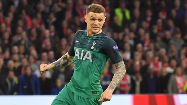 Ajax's Serbian forward Dusan Tadic (R) vies with Tottenham's English defender Kieran Trippier (L) and Tottenham's Belgian defender Toby Alderweireld (C) during the UEFA Champions League semi-final second leg football match between Ajax Amsterdam and Tottenham Hotspur at the Johan Cruyff Arena, in Amsterdam, on May 8, 2019. (Photo by EMMANUEL DUNAND / AFP)