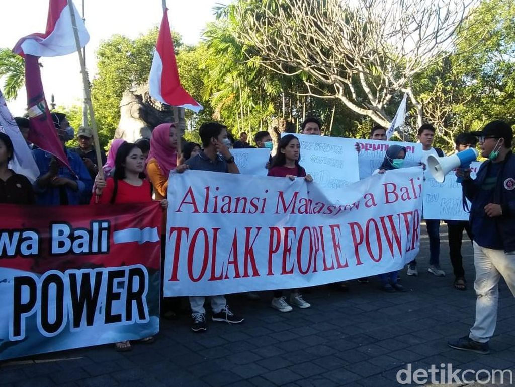 Aliansi Mahasiswa di Bali Demo Tolak People Power Aliansi Mahasiswa di Bali Demo Tolak People Power