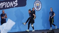 Tak cuma tim putra, tim putri Man City juga turut serta dalam parade juara kali ini. (Foto: Lee Smith/Action Images via Reuters)