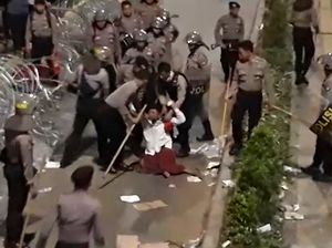 Ricuh! Detik-detik Penangkapan Demonstran di Depan Bawaslu