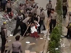 Ricuh! Detik-detik Penangkapan Demonstran di Depan Bawaslu