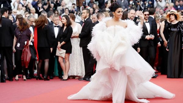Adu Gaya Artis Bollywood Pakai Gaun Heboh di Cannes Film Festival