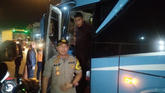 Berita Jelang Aksi 22 Mei, Polisi Periksa Bus di Pintu Tol Tangerang Jumat 19 April 2024