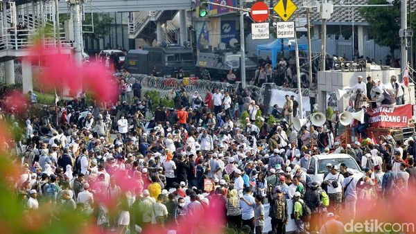 Massa Pro Prabowo Penuhi Depan Bawaslu