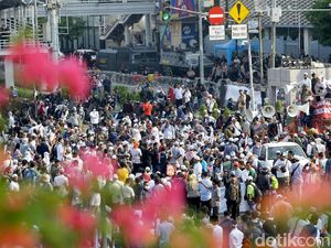 Massa Aksi Tolak Pemilu Curang Bagi-bagi Bunga ke Polisi