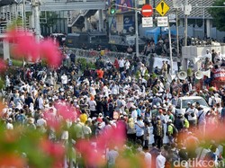 Massa Aksi Tolak Pemilu Curang Bagi-bagi Bunga ke Polisi