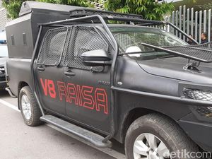 Mobil Raisa Disiagakan di Depan Bawaslu Usai Penetapan Hasil Rekapitulasi