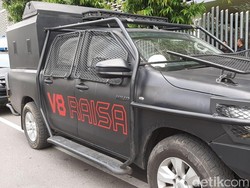 Mobil Raisa Disiagakan di Depan Bawaslu Usai Penetapan Hasil Rekapitulasi